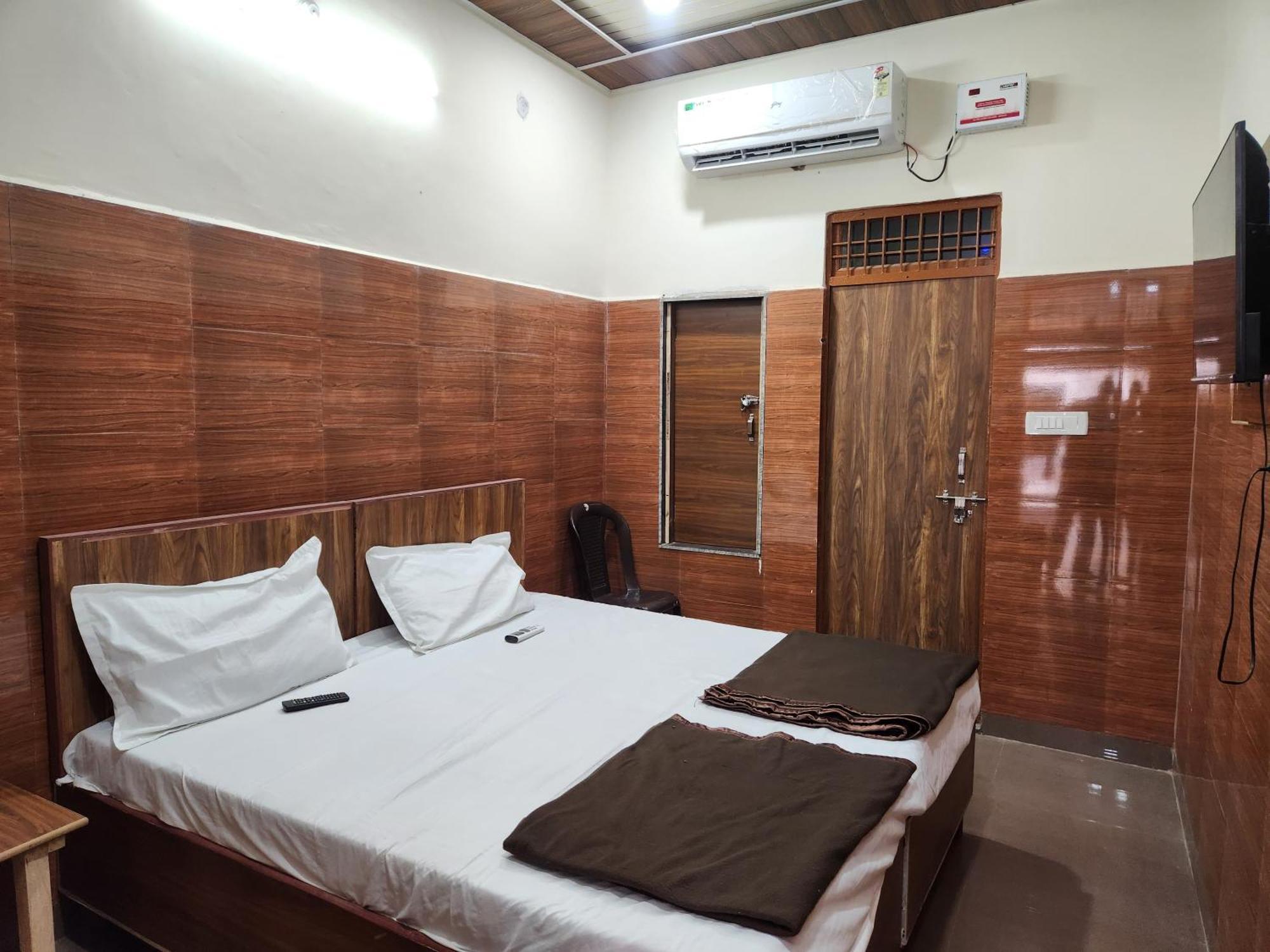 Hotel Shree Radha Rani Dham, Near Iskcon And Prem Mandir Vrindāvan Zewnętrze zdjęcie
