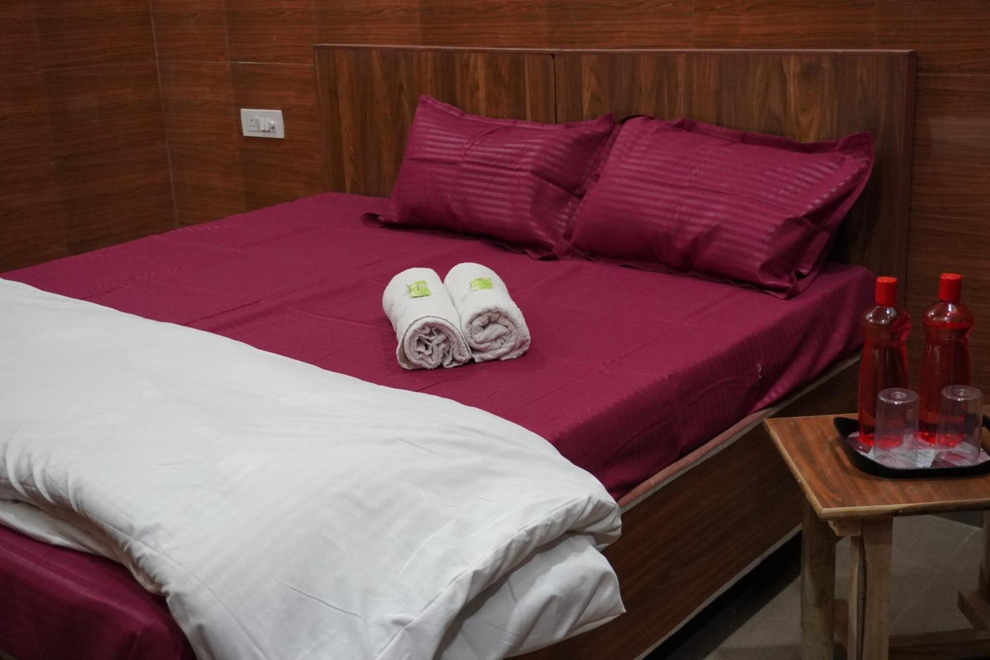 Hotel Shree Radha Rani Dham, Near Iskcon And Prem Mandir Vrindāvan Zewnętrze zdjęcie