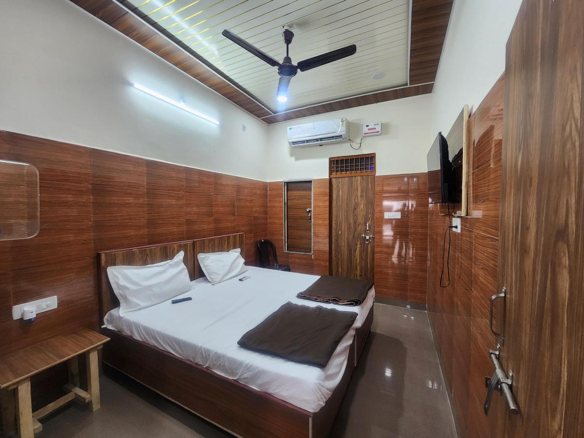 Hotel Shree Radha Rani Dham, Near Iskcon And Prem Mandir Vrindāvan Zewnętrze zdjęcie